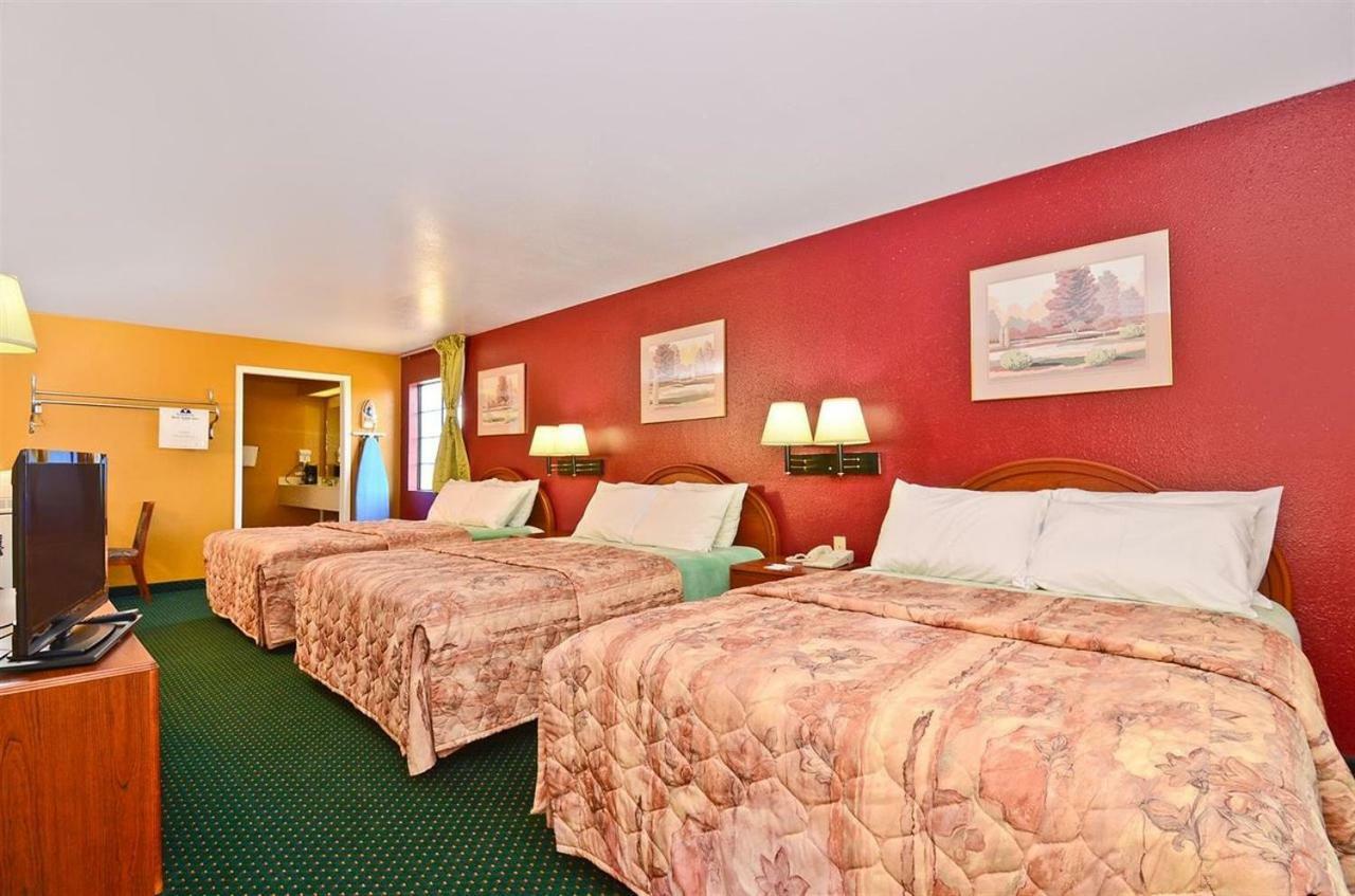 Pine Point Inn & Suites Smithville Exterior photo