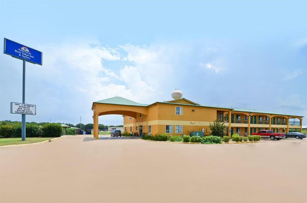 Pine Point Inn & Suites Smithville Exterior photo